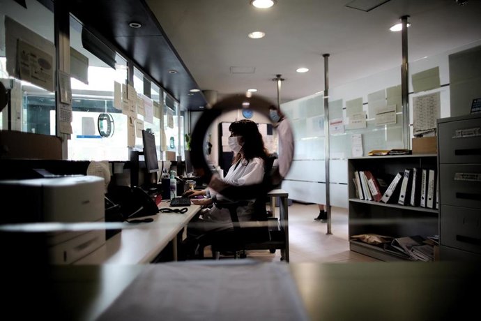 Una sanitaria del Centro de Salud García Noblejas durante su jornada laboral en en la pandemia del coronavirus, en Madrid (España) a 7 de mayo de 2020.