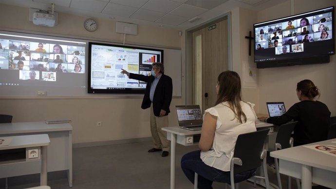 Una de las aulas adaptadas a la "doble presencialidad" de las universidades privadas del grupo CEU para permitir seguir las clases a distancia a través de las pantallas el próximo curso.