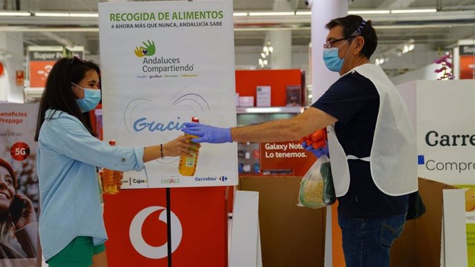 Andaluces compartiendo y Carrefour donan 50.000 kilos de alimentos a las familias ante el impacto del Covid-19