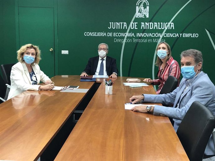 Velasco durante un encuentro con asociaciones representativas del pequeño comercio