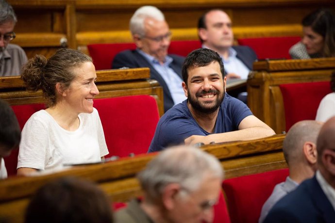 Los portavoces de ERC en el Parlamento de Cataluña, Núria Picas y Rubén Wagensberg, sentados en sus escaños durante una sesión plenaria.
