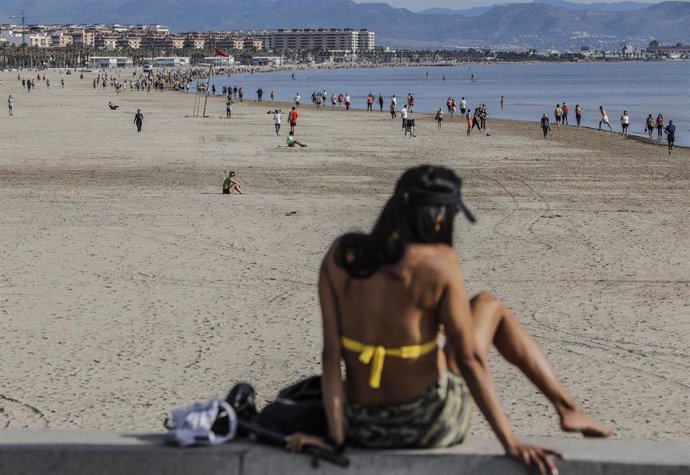 Una mujer en la playa de la Malvarrosa en Valencia 