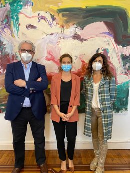 La delegada del Gobierno en Cantabria, Ainoa Quiñones, con los presidentes de ambos colegios profesionales, Javier Hernández de Sande y Rocío Cardeñoso