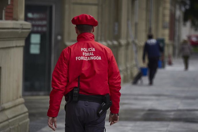 Un policía foral vigila la zona cercana al Parlamento de Navarra donde durante la jornada de hoy se ha celebrado una Comisión de Salud 