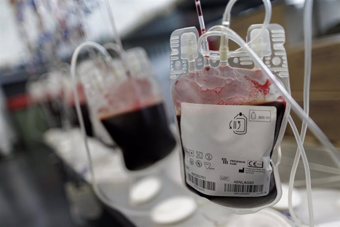 Varias bolsas de transfusión de sangre colgadas en una sala del Centro de Transfusión de la Comunidad de Madrid (s/n Distrito, Av. de la Democracia), centro que ha hecho un llamamiento a la población para que realice donaciones porque los hospitales de 