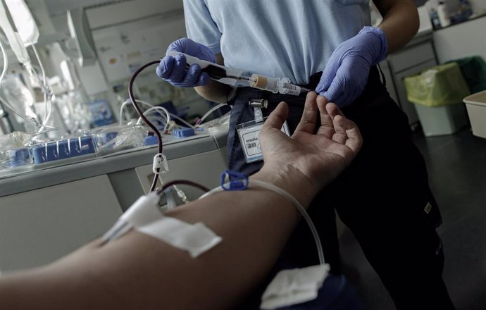 Una persona dona sangre en el Centro de Transfusión de la Comunidad de Madrid (s/n Distrito, Av. de la Democracia), centro que ha hecho un llamamiento a la población para que realice donaciones porque los hospitales de Madrid han iniciado su desescalada
