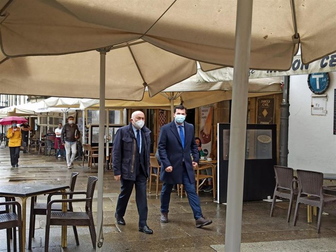 El delegado del Gobierno en Galicia, Javier Losada, y el secretario xeral del PSdeG, Gonzalo Caballero, en Santiago de Compostela