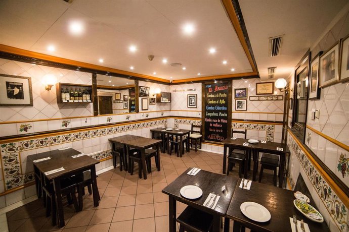 Interior del restaurante "La Taberna del Abuelo"