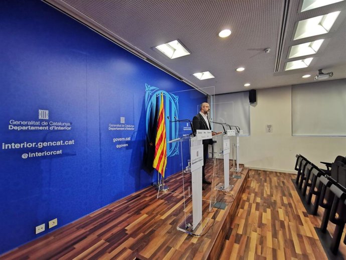 El conseller de Interior, Miquel Buch, responde a preguntas de la ciudadanía de forma telemática, el 12 de junio de 2020.