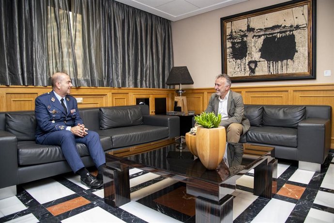 El presidente de Canarias, Ángel Víctor Torres, se despide del jefe del Mando Aéreo de Canarias