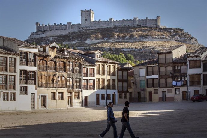 Imagen de archivo de la plaza del Coso de Peñafiel, con el castillo al fondo.