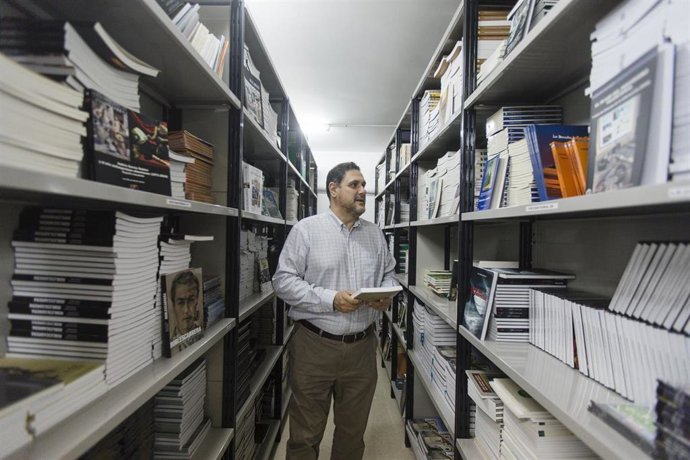 Francisco Alonso en el archivo del IEA