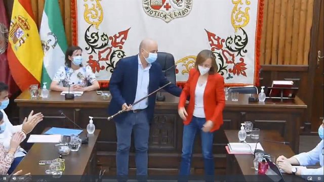 Domingo Fernández (PP)  tras recibir la vara de mando de manos de la socialista Francisca Fernández