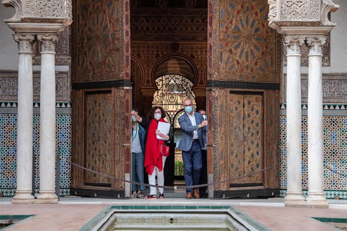 La directora del Alcázar y el concejal delegado de Cultura y Turismo de Sevilla, Antonio Muñoz