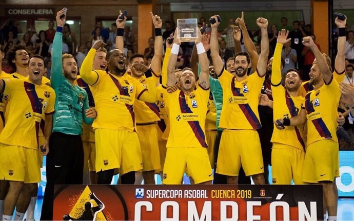 Los jugadores del Bara celebran su triunfo en la Supercopa ASOBAL 2019.