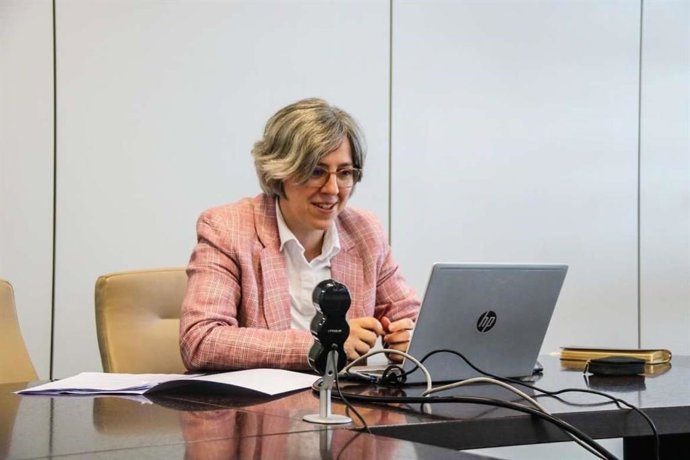 La consejera Leire Iglesias frente a un ordenador.