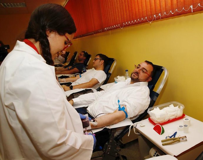 El presidente del Principado, Adrián Barbón,  dona sangre en la Feria Internacional de Muestras, en 2019