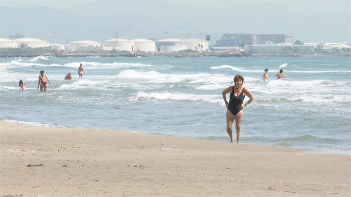 Bañistas estrenan la playa de la Patacona de Alboraya en la fase 2