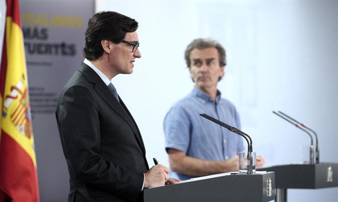 El ministro de Sanidad, Salvador Illa, y el director del Centro de Coordinación de Alertas y Emergencias Sanitarias (CCAES), Fernando Simón.