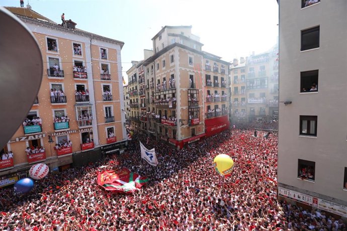 Momento de la Plaza Consistorial durante el chupinazo en Pamplona.