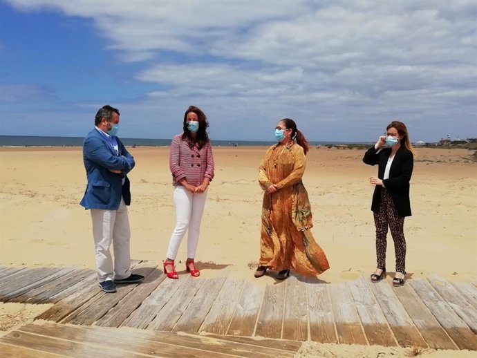 Muriel visita la playa de Punta Umbría.