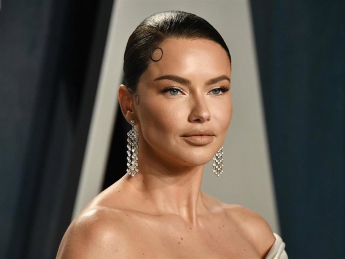 Adriana Lima attends the 2020 Vanity Fair Oscar Party hosted by Radhika Jones at Wallis Annenberg Center for the Performing Arts on February 09, 2020 in Beverly Hills, California.