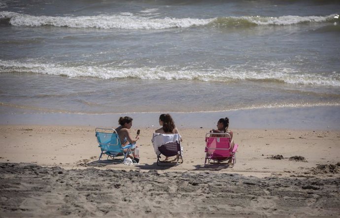Tres mujeres en la playa de Matalascañas durante la fase 3, en Huelva (Andalucía, España), a 10 de Junio de 2020.