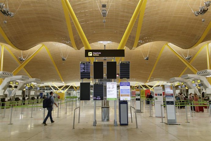 Un pasajero camina por las instalaciones de la Terminal T4 del Aeropuerto Adolfo Suárez Madrid-Barajas