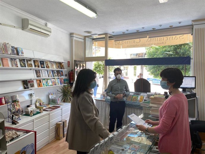 La alcaldesa de Pozuelo, Susana Pérez Quislant, visita un comercio de la localidad.