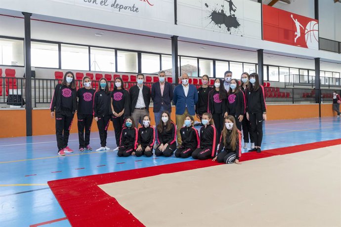 Zuloaga hace entrega de tapices a los clubes de gimnasia rítmica de Santander, Torrelavega, Castro Urdiales y Santillana del Mar