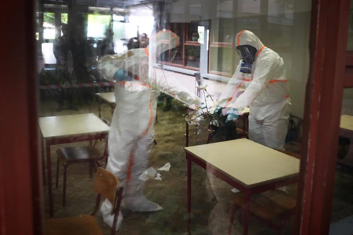 Desinfección de un colegio por militares en Lisboa, Portugal