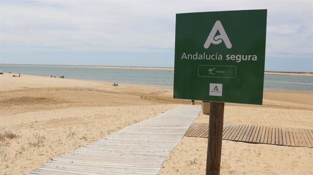 Acceso a la playa 'Caño de la Culata' en el núcleo cartayero de Nuevo Portil (Huelva)