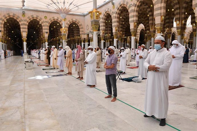 Hombres rezando en la Mezquita del profeta de Medina, en Arabia Saudí, durante la pandemia de coronavirus