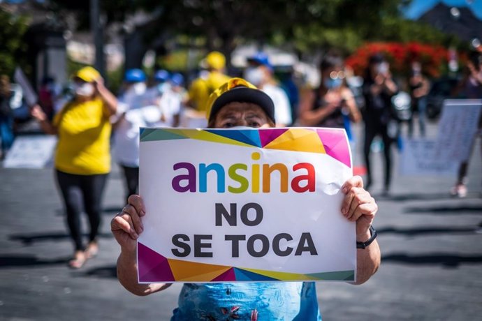 Una usuaria del programa Ansina se manifiesta por fuera del Cabildo de Tenerife