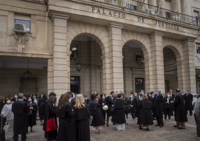 Abogados, procuradores y graduados sociales se concentran ante la puerta de la Audiencia Provicial  para exigir una reactivación total de la justicia