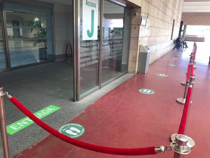 Unos vinilos en el suelo marcan distancia de seguridad en la entrada del Hospital Universitario Reina Sofía