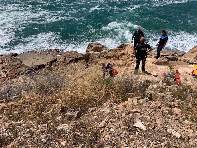 Trasladan a un niño de 13 años al Santa Lucía tras caer a una zona de rocas cerca de Cala Cortina (Cartagena)