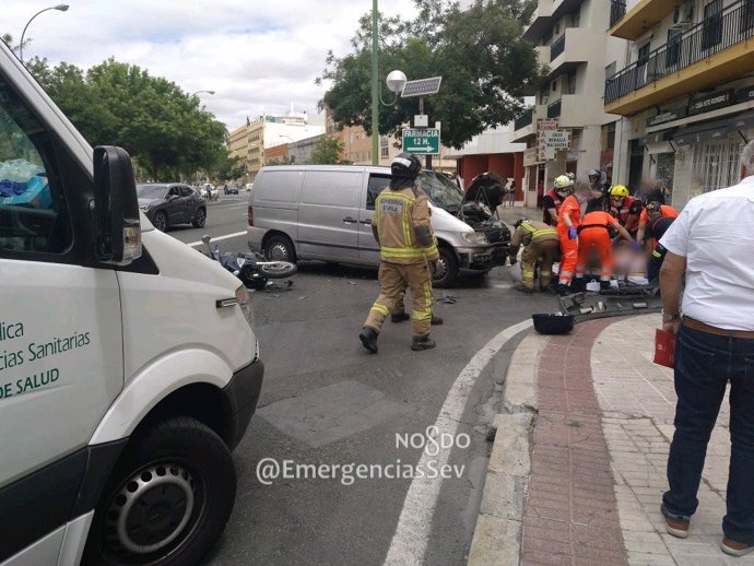 Herido con lesiones graves un motorista tras colisionar con una furgoneta en la calle Muñoz León de la capital