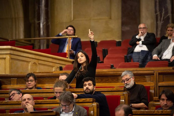 La diputada de la CUP, Maria Sirvent levanta la mano para intervenir durante la celebración de una sesión plenaria en el Parlamento, en Barcelona (España), a 11 de diciembre de 2019.