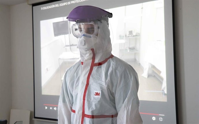 Un facultatitvo ataviado con un equipo de protección