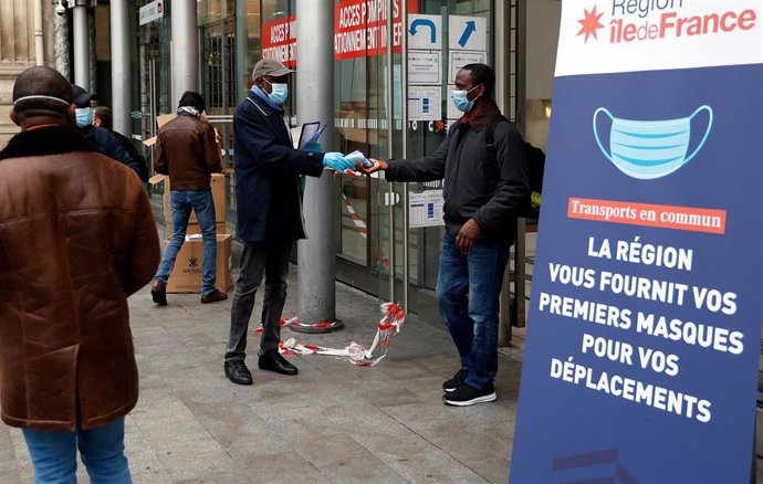 Un voluntario entrega mascarillas en París. 