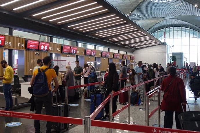 Pasajeros en un aeropuerto de Estambul tras el levantamiento de las medidas de restricción. 