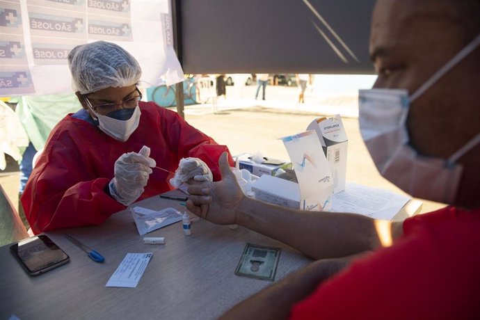 Imagen de una persona sometiéndose a una prueba de coronavirus en Brasil. 