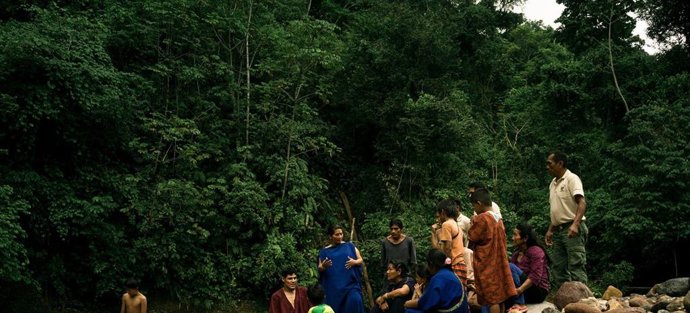 Deyanira Mishari, una líder indígena comunitaria en el Amazonas peruano.