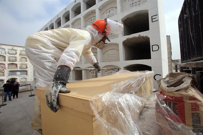 Trabajador del cementerio de El Ángel, en Lima, durante la pandemia de coronavirus 