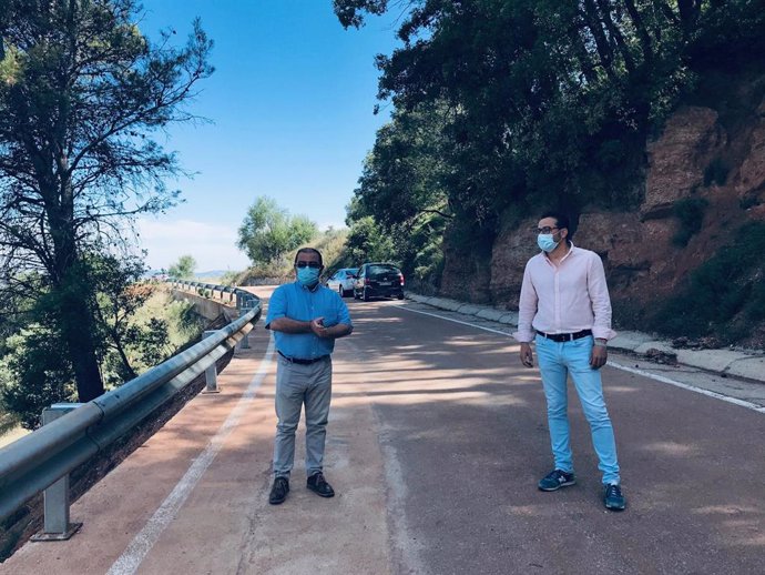 El diputado de Infraestructuras Municipales de la Diputación de Jaén, José Castro, visita la vía reparada entre Génave y Torres de Albanchez. 