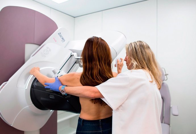 Una mujer se realiza una mamografía