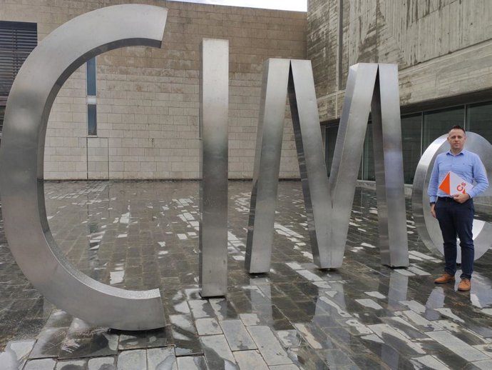 El conseller de Cs, Eugenio Ayuso, frente al Consell Insular de Menorca.