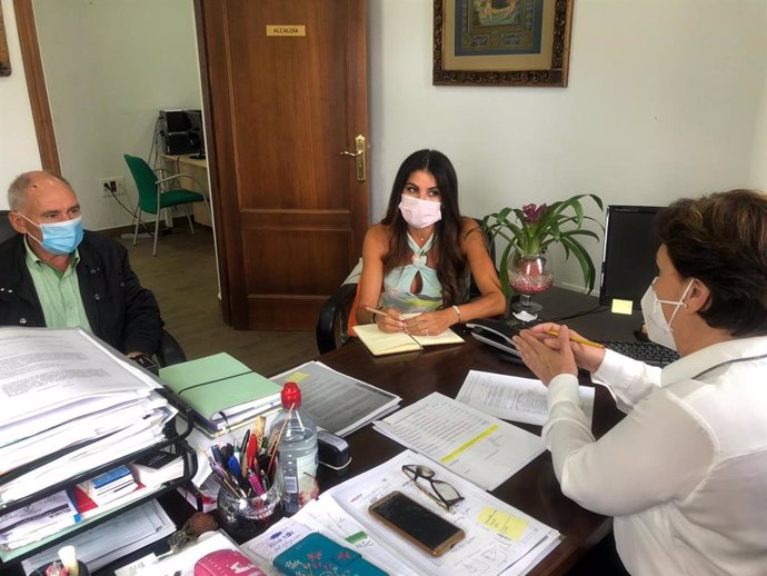 La delegada territorial de Turismo, Regeneración, Justicia y Administración Local en Málaga, Nuria Rodríguez, visita Alpandeire y se reune con la alcaldesa, María Dolores Bullón.