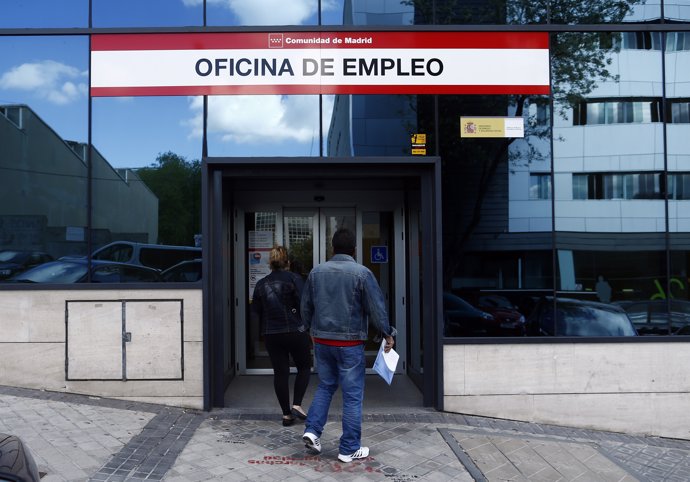 Dos personas entran a una oficina del paro en la capital. En Madrid, (España), a  10 de julio de 2015.
